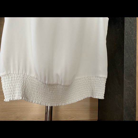 V-Neck off-white Sleeveless Top - Picture 5 of 5